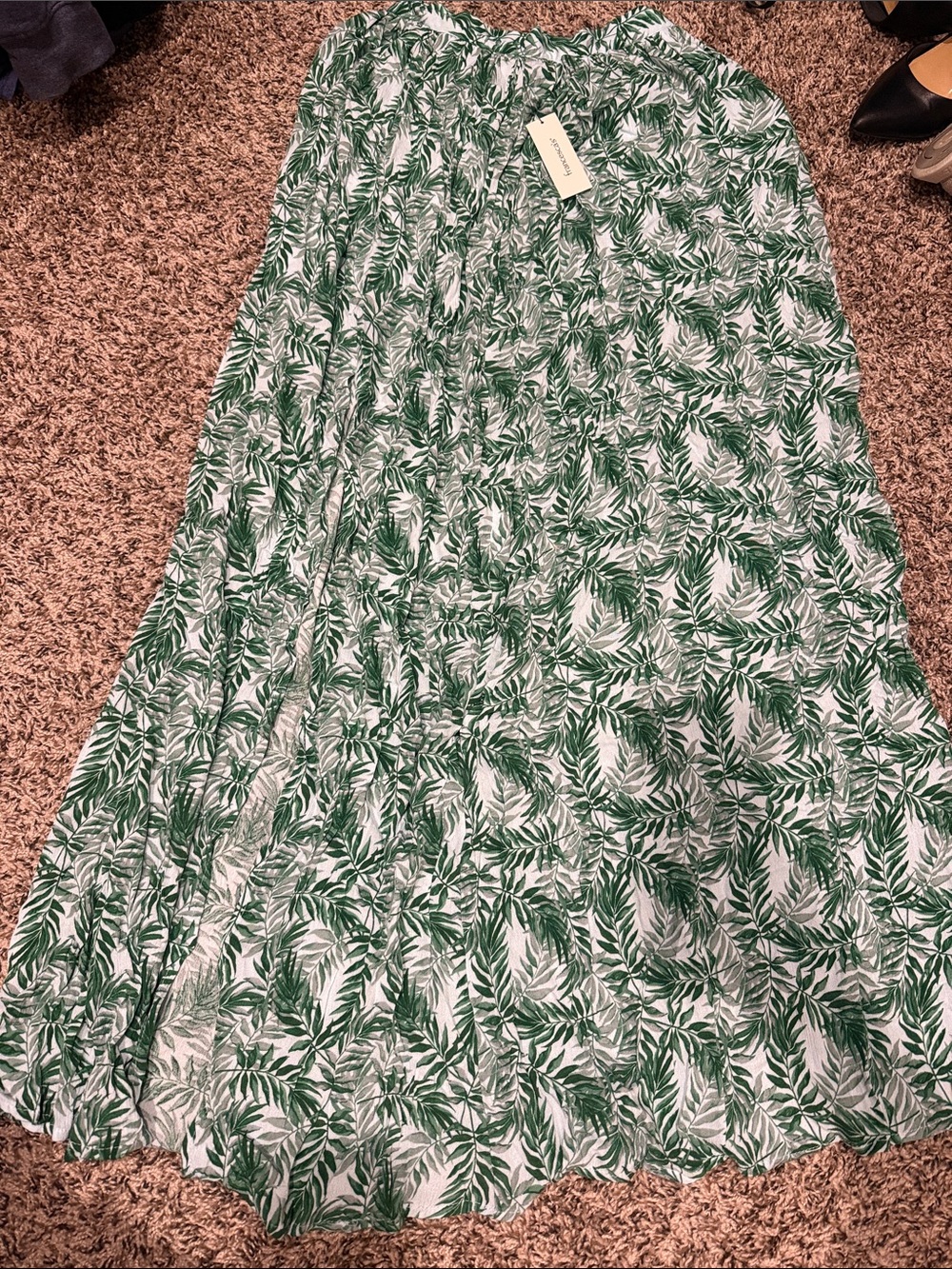 Francesca's Collections Green and White Leaf-Print Maxi Skirt